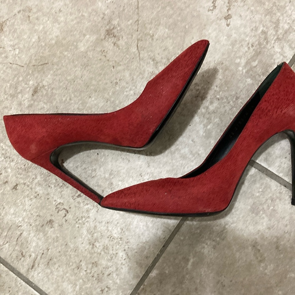 Read suede high heel pumps with embossing on the shoe. Pointy toe. Comfortable